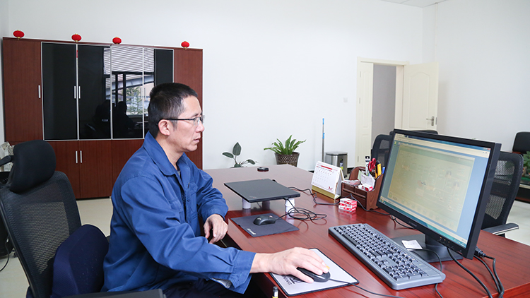肖云通過在線檢測系統(tǒng)，分析選礦生產(chǎn)數(shù)據(jù).JPG