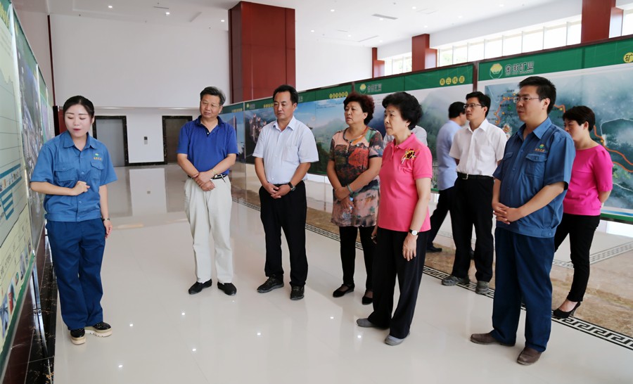 1-2015年8月，全國政協(xié)副主席、中國科學(xué)院院士王志珍一行蒞臨金徽股份調(diào)研。.jpg
