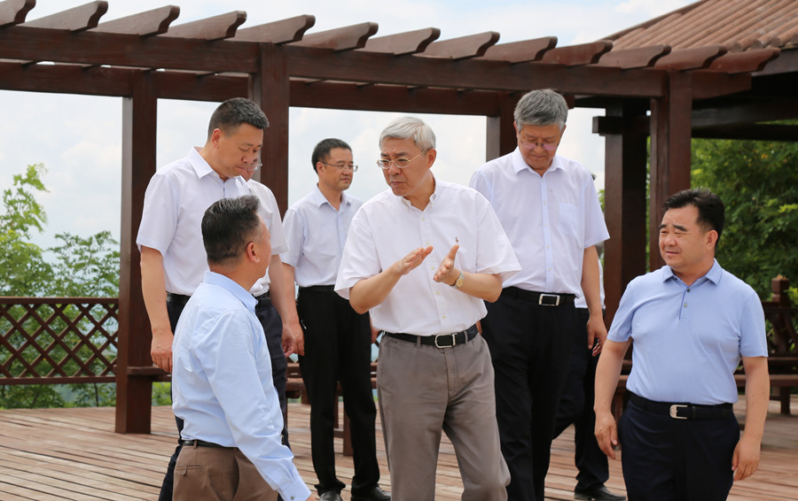 7-2021年7月，中共中央委員、時任甘肅省委書記尹弘蒞臨金徽股份調(diào)研指導(dǎo)防災(zāi)減災(zāi)和綠色礦山建設(shè)情況。.jpg