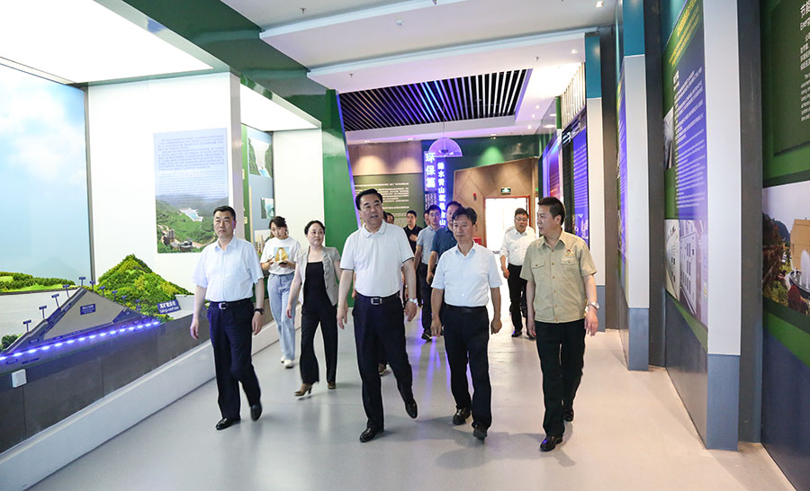 14-2021年6月，時任省委常委、省委統(tǒng)戰(zhàn)部部長馬廷禮蒞臨金徽股份調(diào)研。.jpg