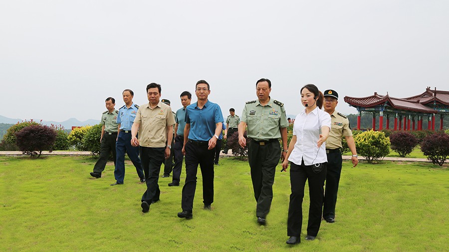17-2020年7月，省委常委、省軍區(qū)司令員王文清蒞臨金徽股份調(diào)研企業(yè)編兵和綠色礦山建設(shè)工作是表示：金徽股份將民兵作為企業(yè)應(yīng)急救援力量的一員，充分發(fā)揮了民兵作用，立起了在企業(yè)編兵的標(biāo)桿。.jpg