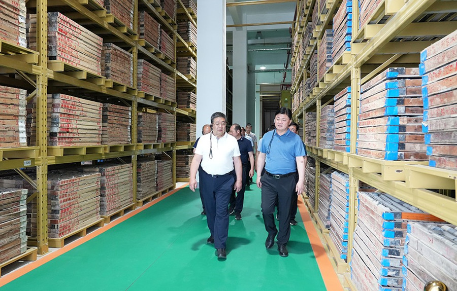 51-2022年6月，省農(nóng)業(yè)農(nóng)村廳一級巡視員朱寶瑩蒞臨金徽股份調(diào)研綠色礦山建設(shè)工作。.jpg