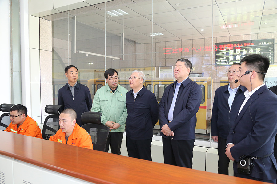 全國政協(xié)常委，省政協(xié)副主席，民進中央常委、甘肅省主委尚勛武調(diào)研金徽股份時強調(diào)，要加強科技創(chuàng)新與人才培養(yǎng)。-900.jpg