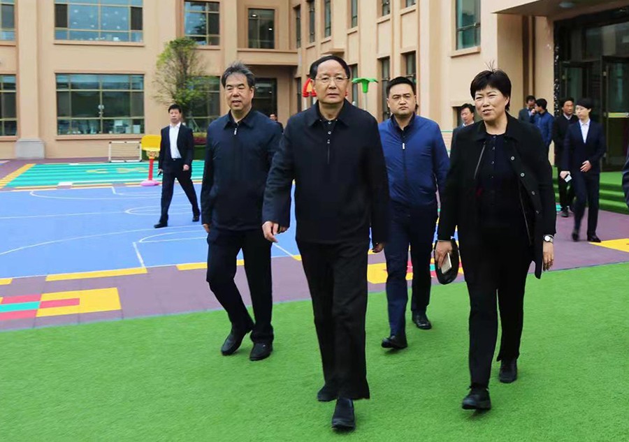 5.2018年4月，時任省政協(xié)主席、黨組書記歐陽堅蒞臨金徽企業(yè)視察-900.jpg